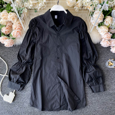 Klassikalise valge ja musta kraega naiste vabaajasärk