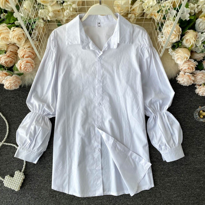 Klassikalise valge ja musta kraega naiste vabaajasärk