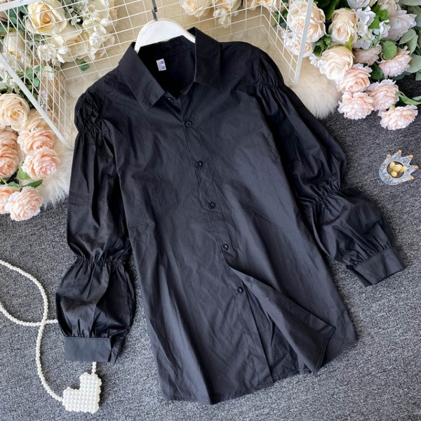 Klassikalise valge ja musta kraega naiste vabaajasärk