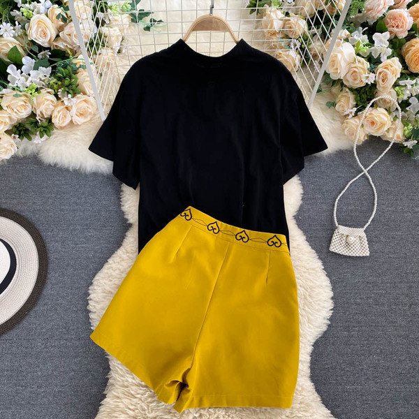 Μοντέρνο γυναικείο σετ  μπλούζα με κοντά μανίκια και παντελόνι με ψηλή μέση