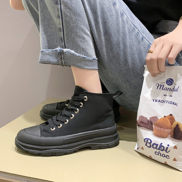 Γυναικεία μαύρα αθλητικά παπούτσια με κορδόνια και επίπεδη σόλα