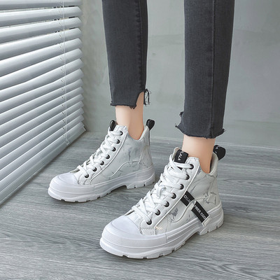 Légáteresztő női tornacipő feliratokkal és nyakkendőkkel