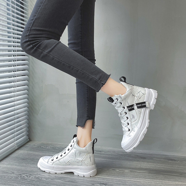 Légáteresztő női tornacipő feliratokkal és nyakkendőkkel