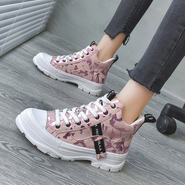 Légáteresztő női tornacipő feliratokkal és nyakkendőkkel