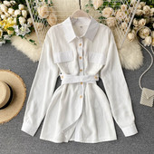 Moodne naiste särk nööpide ja vööga