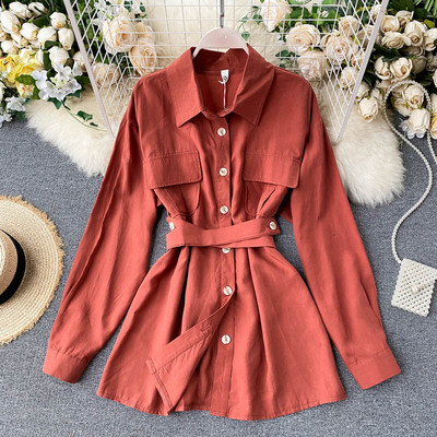 Moodne naiste särk nööpide ja vööga