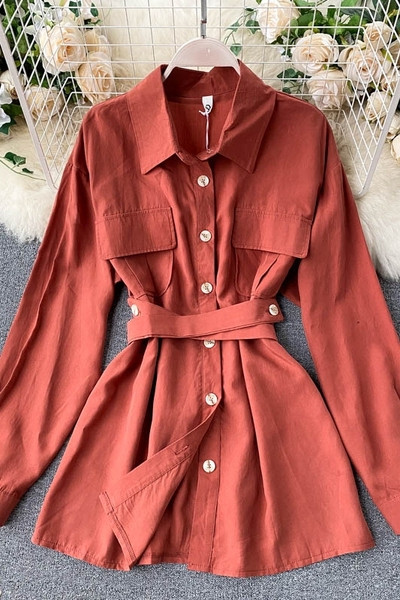 Moodne naiste särk nööpide ja vööga