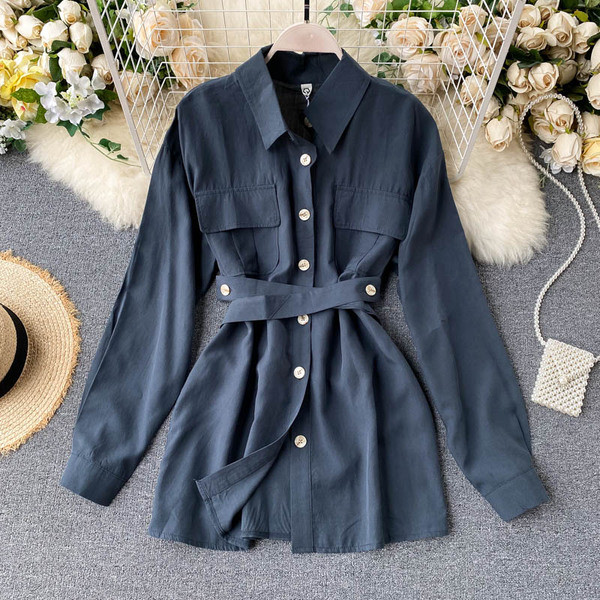 Moodne naiste särk nööpide ja vööga