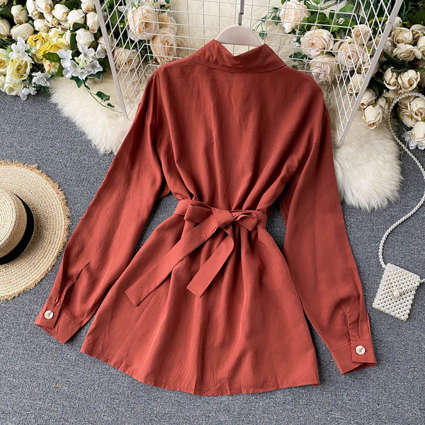 Moodne naiste särk nööpide ja vööga