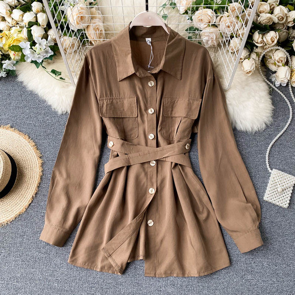 Moodne naiste särk nööpide ja vööga