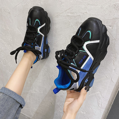 Γυναικεία αθλητικά παπούτσια με ψηλά πέλματα και κορδόνια