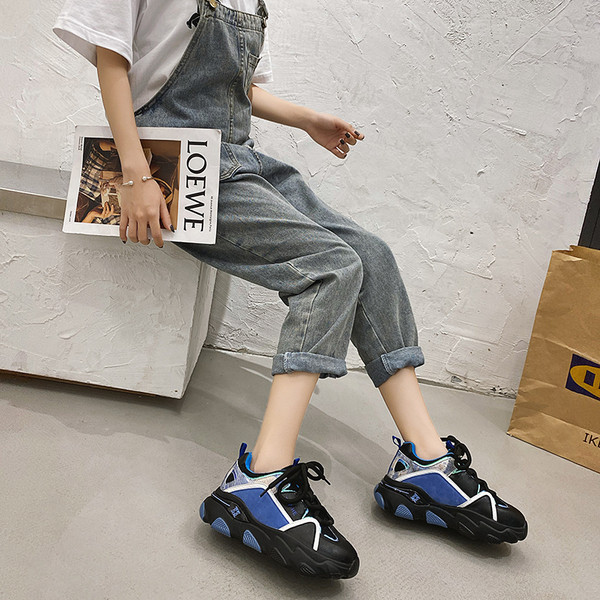 Γυναικεία αθλητικά παπούτσια με ψηλά πέλματα και κορδόνια