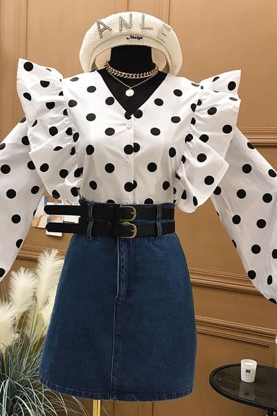 Naiste kaasaegne pikkade varrukate ja spitsikaelusega särk