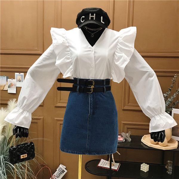 Naiste kaasaegne pikkade varrukate ja spitsikaelusega särk