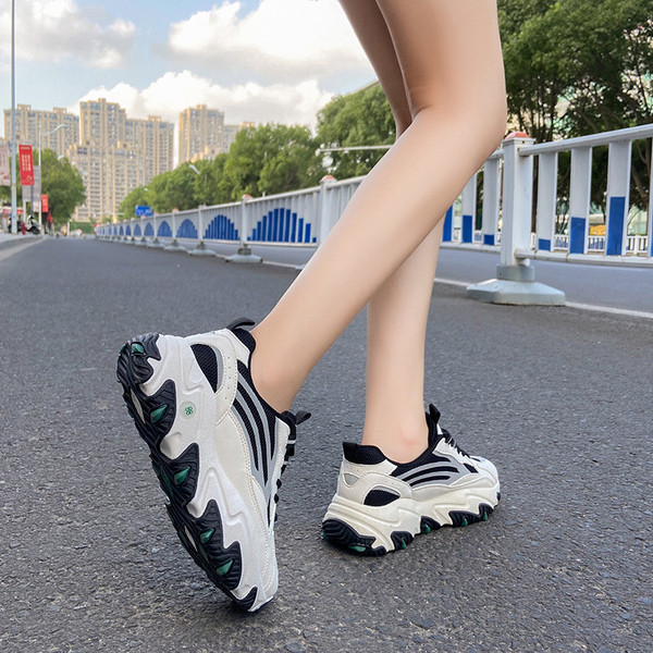 Γυναικεία αθλητικά παπούτσια με κορδόνια και πλέγμα