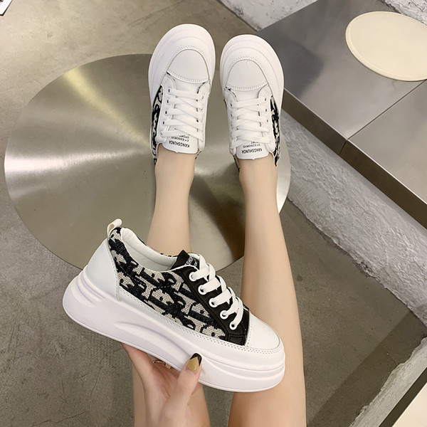 Adidasi moderni de dama cu talpa plate