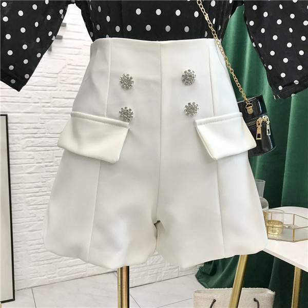 Uus kõrge vöökoha ja nööpidega lühikeste pükste mudel