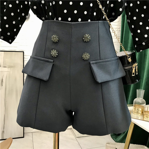 Uus kõrge vöökoha ja nööpidega lühikeste pükste mudel