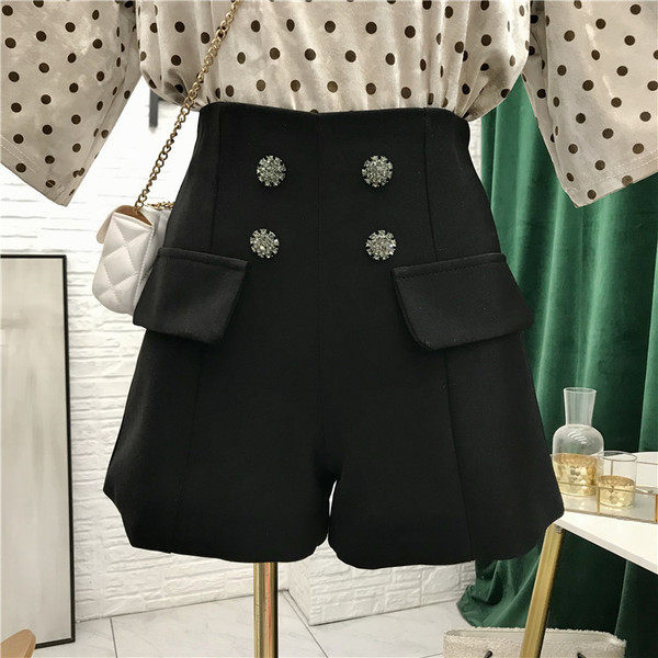 Uus kõrge vöökoha ja nööpidega lühikeste pükste mudel