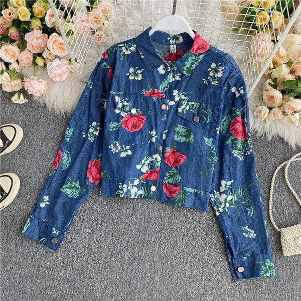 Praegune lillelise mustriga ja klassikalise kraega naiste särk