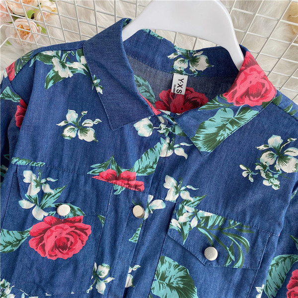 Praegune lillelise mustriga ja klassikalise kraega naiste särk