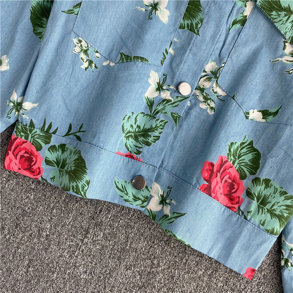 Praegune lillelise mustriga ja klassikalise kraega naiste särk