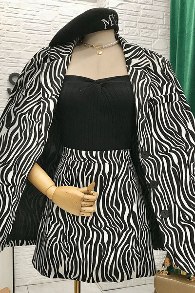 Modern női szett állatmintás kabáttal és szoknyával