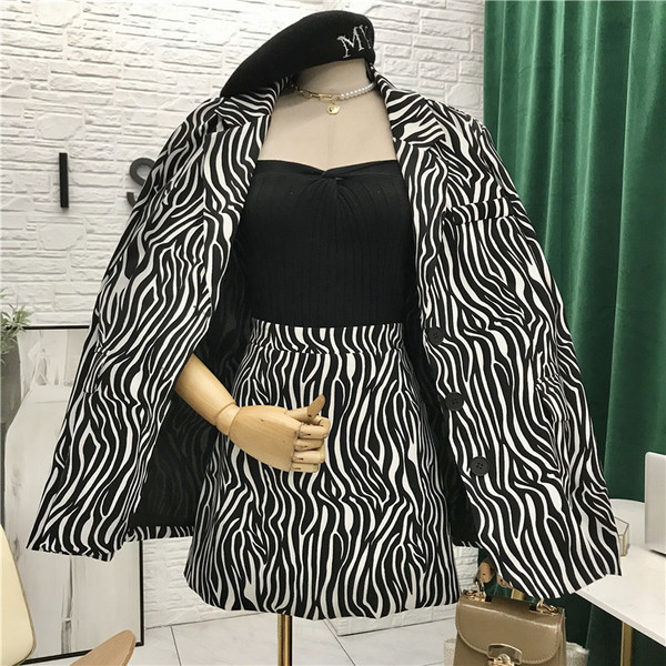 Modern női szett állatmintás kabáttal és szoknyával