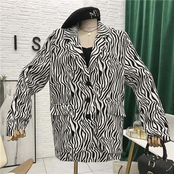 Modern női szett állatmintás kabáttal és szoknyával