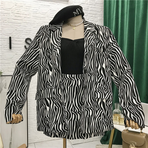 Modern női szett állatmintás kabáttal és szoknyával