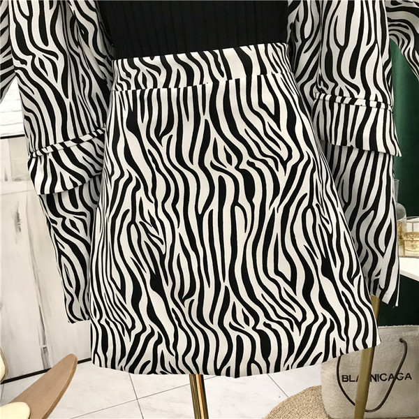 Modern női szett állatmintás kabáttal és szoknyával