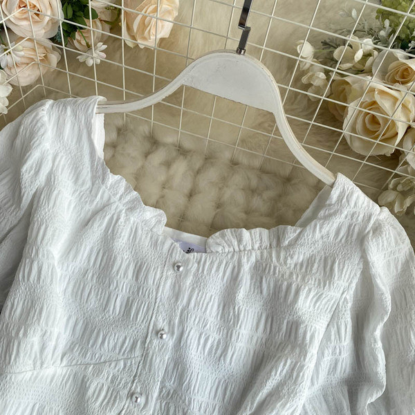 Valge naiste särk lühikeste varrukate ja nööpidega