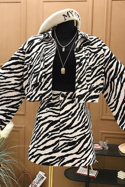 Praegune naiste kaheosaline komplekt - loomamustriga pintsak ja seelik