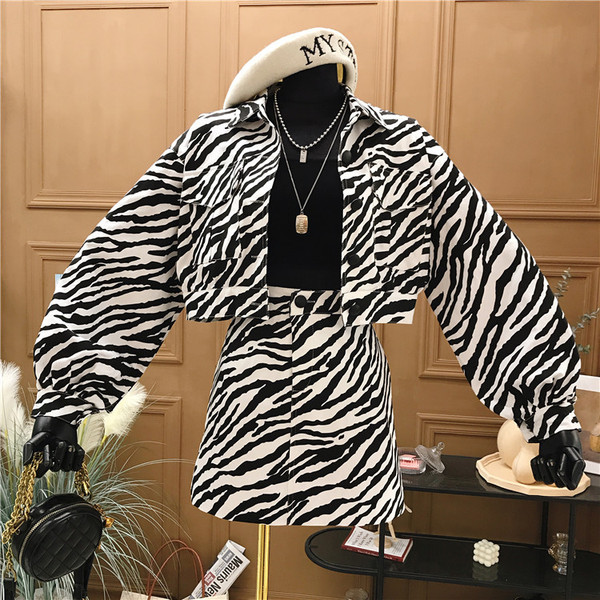 Praegune naiste kaheosaline komplekt - loomamustriga pintsak ja seelik