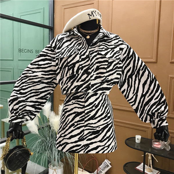 Praegune naiste kaheosaline komplekt - loomamustriga pintsak ja seelik