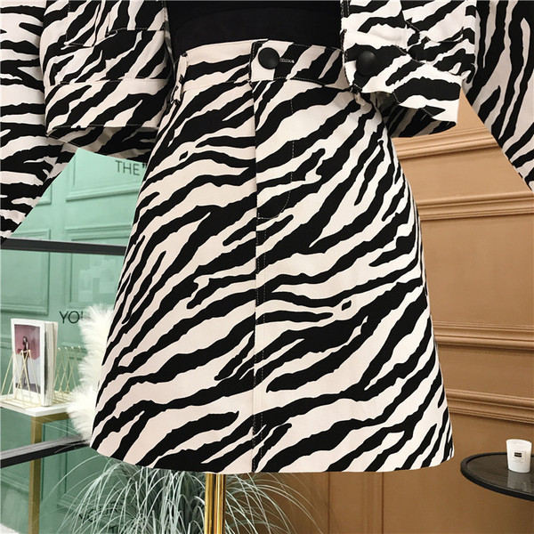 Praegune naiste kaheosaline komplekt - loomamustriga pintsak ja seelik