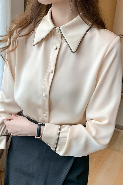 Naiste särk klassikalise kraega ning beeži ja punase nööpidega