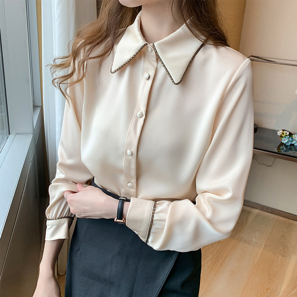 Naiste särk klassikalise kraega ning beeži ja punase nööpidega