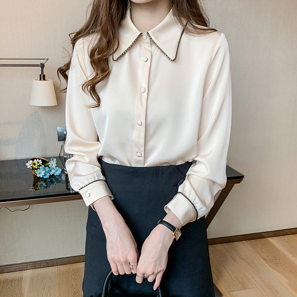 Naiste särk klassikalise kraega ning beeži ja punase nööpidega