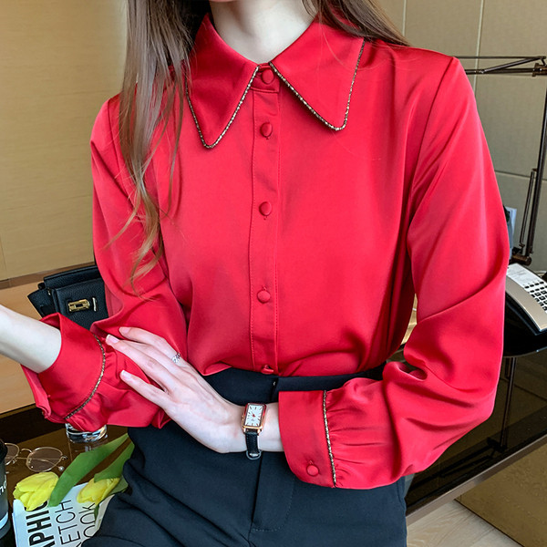 Naiste särk klassikalise kraega ning beeži ja punase nööpidega