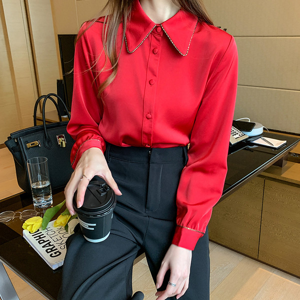 Naiste särk klassikalise kraega ning beeži ja punase nööpidega