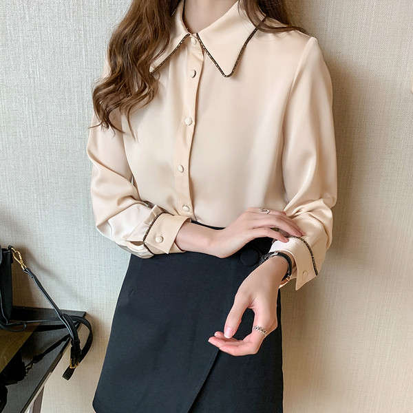 Naiste särk klassikalise kraega ning beeži ja punase nööpidega