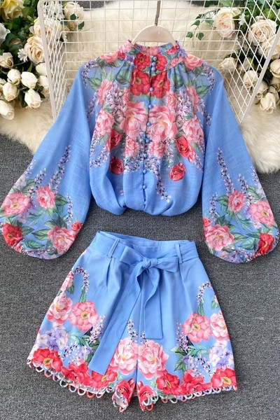 Moodne naiste komplekt pluusist ja pükstest koos vööga