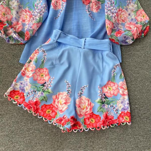 Moodne naiste komplekt pluusist ja pükstest koos vööga