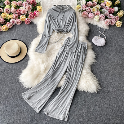 Μοντέρνο γυναικείο σετ - παντελόνι και κοντή μπλούζα