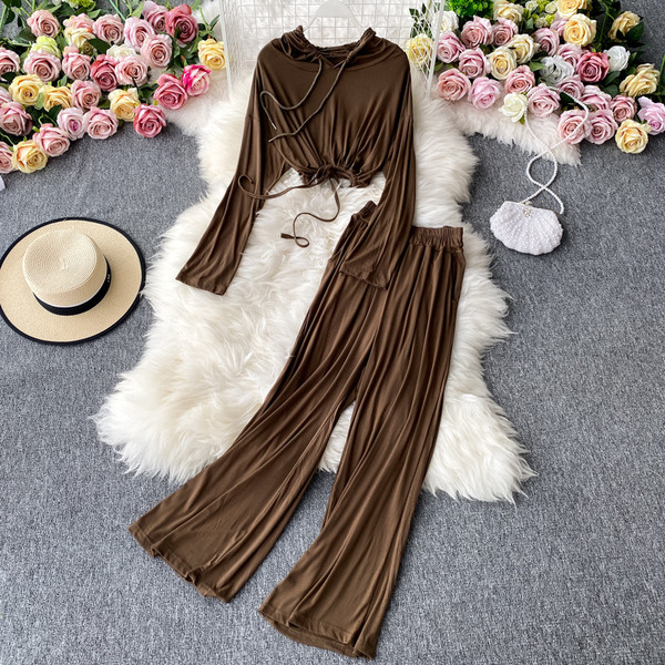 Μοντέρνο γυναικείο σετ - παντελόνι και κοντή μπλούζα