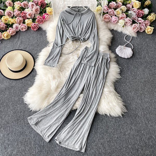 Μοντέρνο γυναικείο σετ - παντελόνι και κοντή μπλούζα