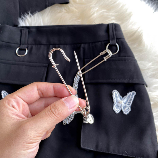 Set de dama neagra din doua piese cu elemente din dantela si lant metalic