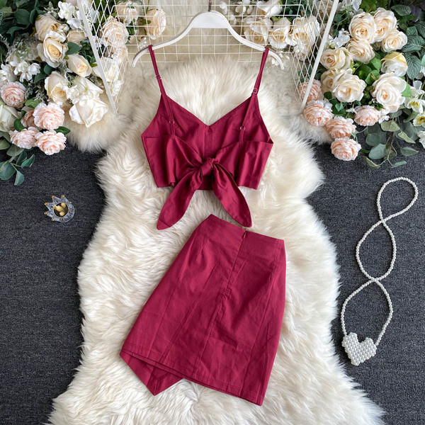 Modern női felső és aszimmetrikus szoknya szett