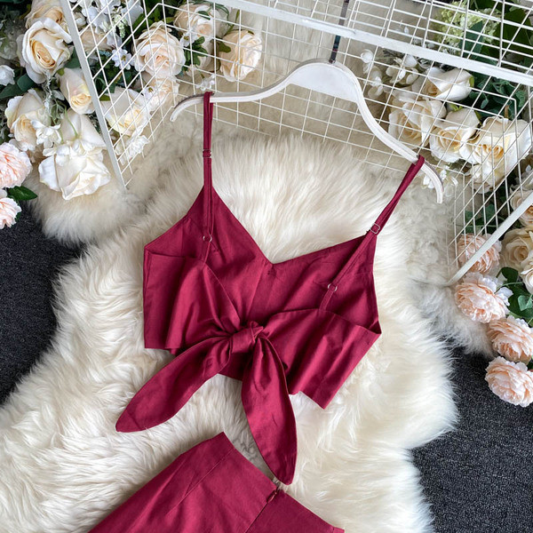 Modern női felső és aszimmetrikus szoknya szett